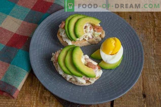Zajtrk z zdravim avokadom in jajčnimi solatami