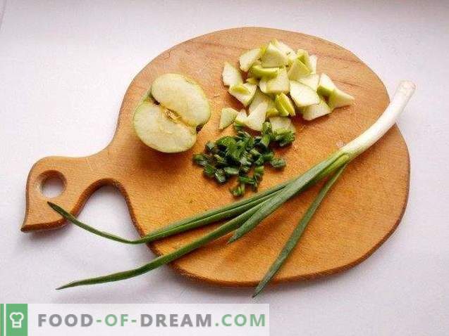 Salata iz kislega zelja z jabolčno in zeleno čebulo