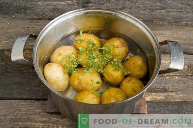 New potatoes, roasted in a pan