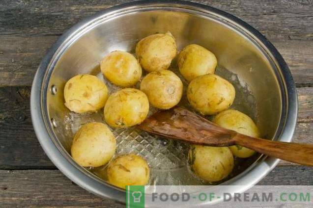 New potatoes, roasted in a pan