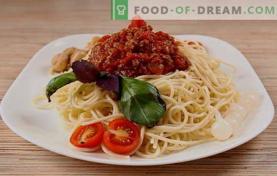 Preprosta večerja z italijanskim okusom - špageti bolognese. Vegetarijanska, klasična in pikantna špageti bolognese