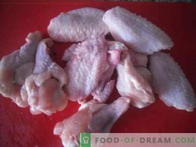 Kako kuhati piščančja krilca v pečici pod medno-sojino omako