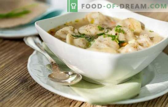Okusni cmoki z juho iz mesa, gob, zelenjave in zelenja. Originalni recepti za raviolovo juho za družino in goste