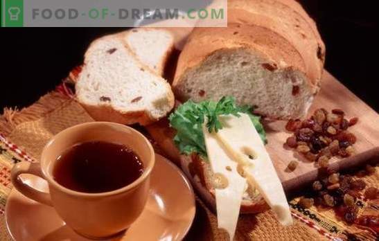 Bela in ržena kruhova recepta z rozinami za peč in kruhovalec. Tradicionalna nacionalna peciva - kruh z rozinami