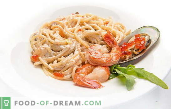Špageti z morskimi sadeži, paradižniki, sirom, špinačo in baziliko. Recepti za špagete z morskimi sadeži in omake za njih