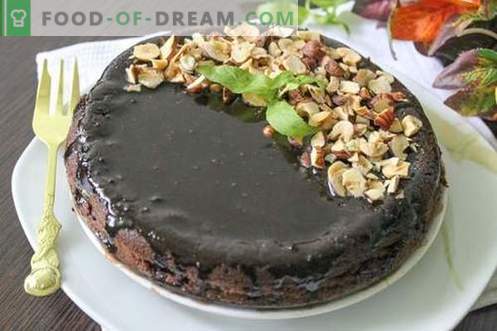Čokoladni kolač s čokoladno glazuro in lešniki