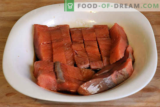 Rožnati losos s korenjem in čebulo - enostavno je! Postopek fotografskega recepta po korakih, navodila za kuhanje rožnatega lososa s korenjem in čebulo