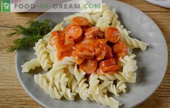 Omaka za klobase s paradižnikovimi pastami: okusna „omaka“. Postopek fotografskega recepta po korakih z tomantho omako iz navadnih klobas